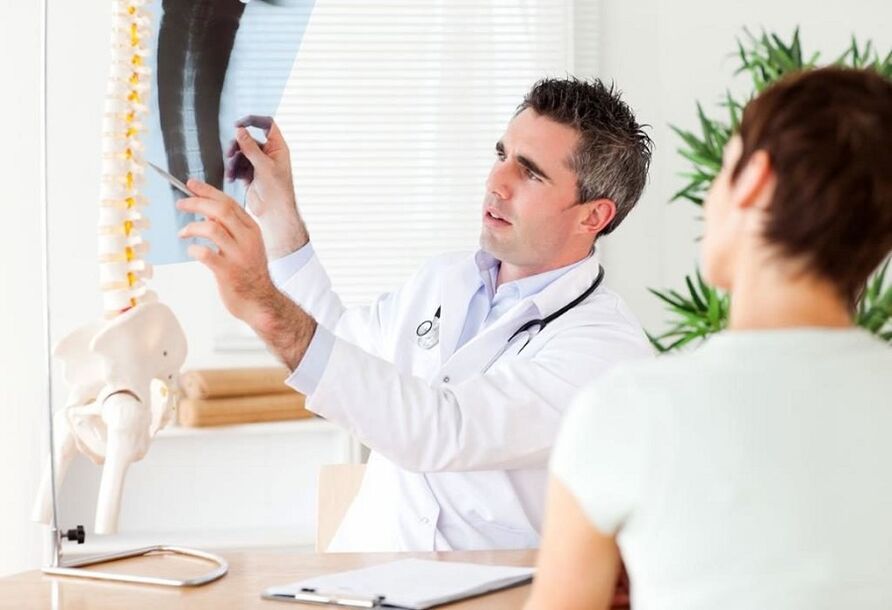 The doctor performs an X-ray examination to diagnose thoracic osteochondrosis